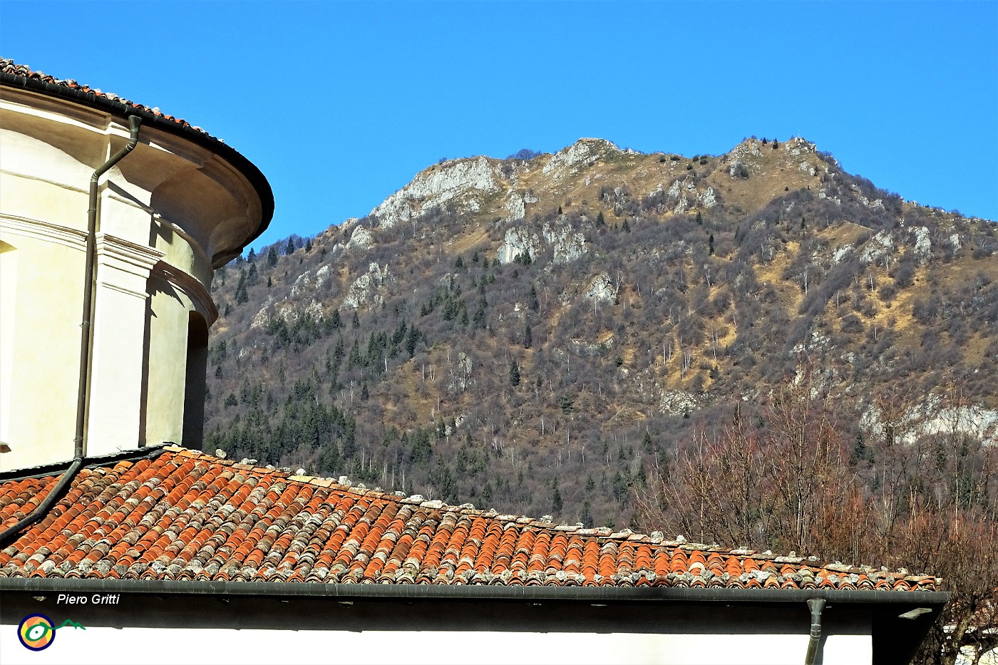 08 Vista sul Monte Castello (1470 m) dalla chiesa di Serina.JPG
